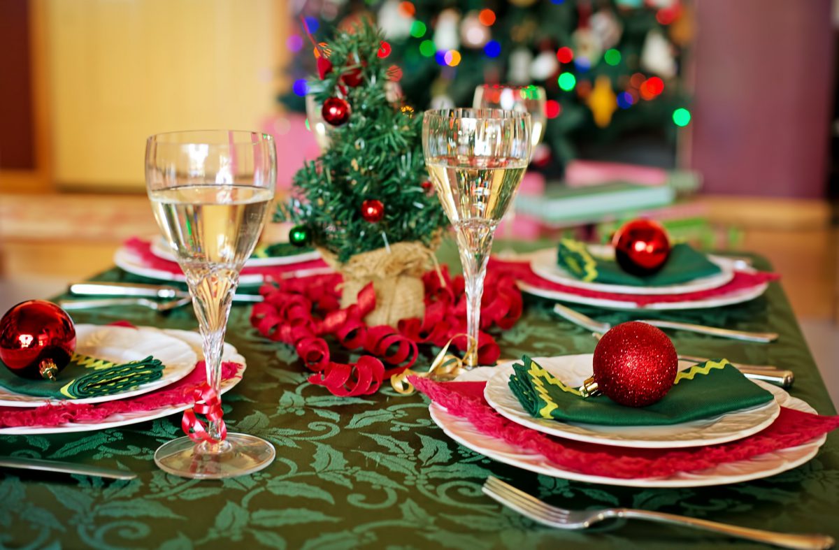 Ein festlich gedeckter Weihnachtstisch im Hotel am Regenbogen in Cham